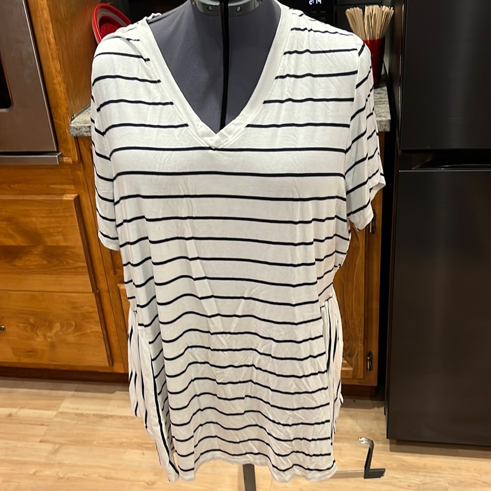 Cute top for jeans or leggings. Made by Lane Bryant. Plus size 22/24
